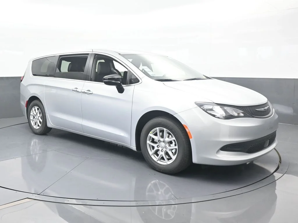 2026 Chrysler Voyager LX - Photo 8