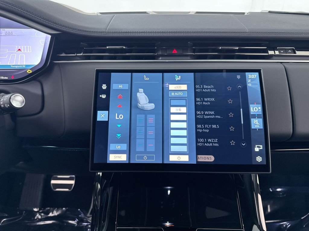 New 2026 Santorini Black Land Rover Dynamic SE image 17