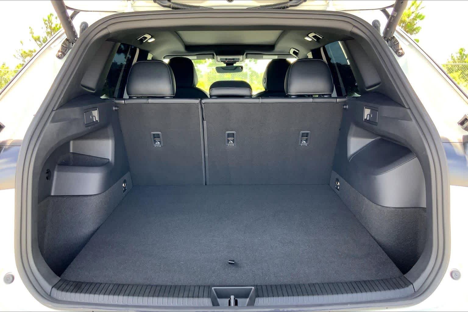 Used 2025  Deep Black Roof Volkswagen SE R-Line Black image 34