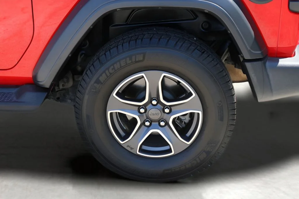 Used 2020 Red Jeep Sport S image 9