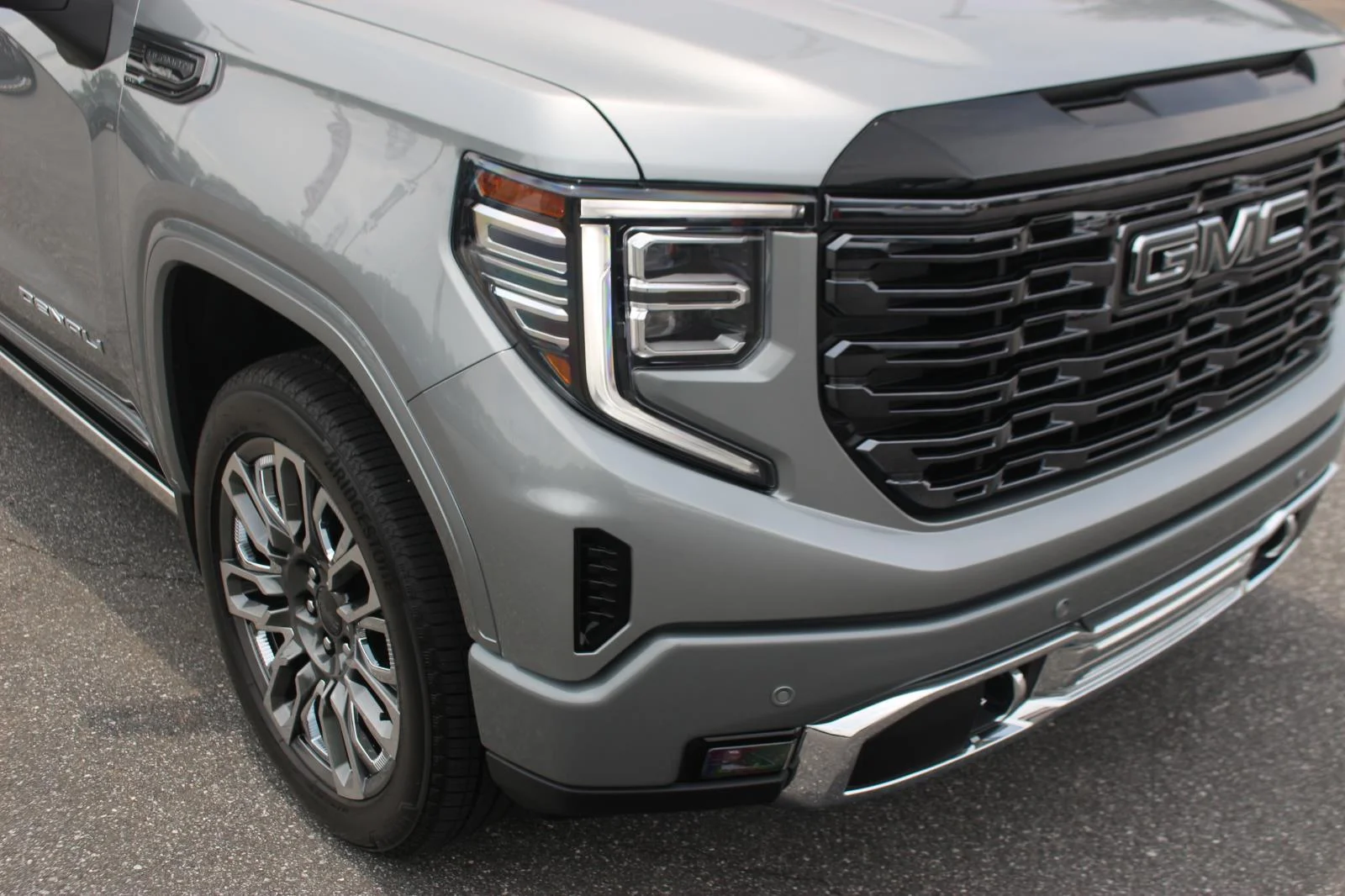 Used 2025 Sterling Metallic GMC Denali Ultimate image 9