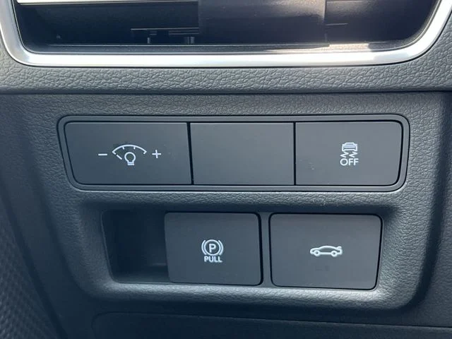 Used 2025 White Hyundai SEL image 29