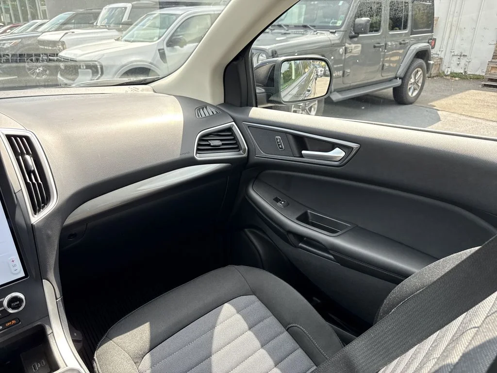 Used 2023 Gray Ford SE image 18