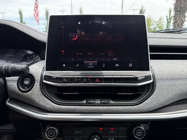 Used 2024 Silver Zynith Metallic Clearcoat Jeep Latitude image 22