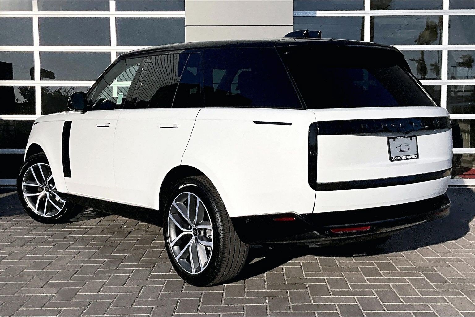 New 2027 Fuji White Land Rover SE image 3