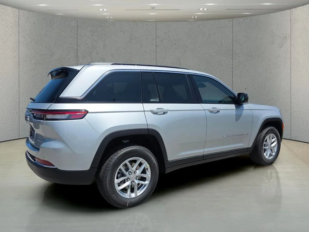 New 2026 Silver Zynith Exterior Paint Jeep Laredo image 4