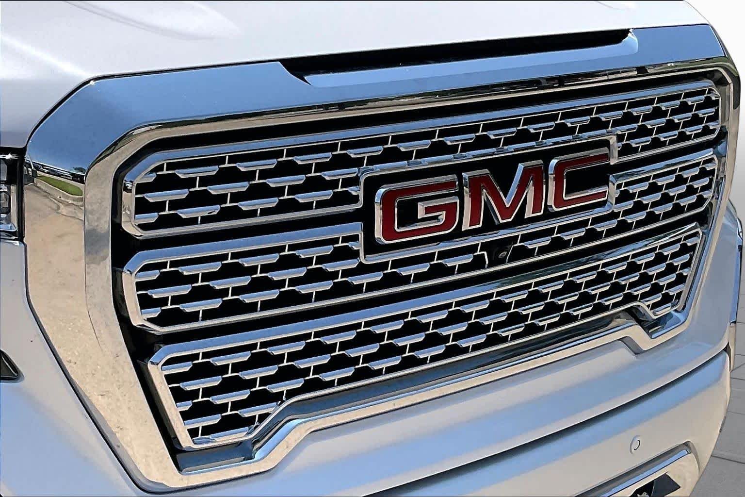 Used 2021 White Frost Tricoat GMC Denali image 29