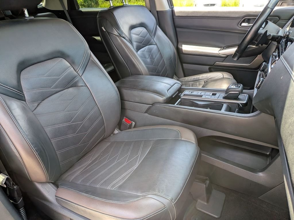 Used 2023 Black Nissan Platinum image 33