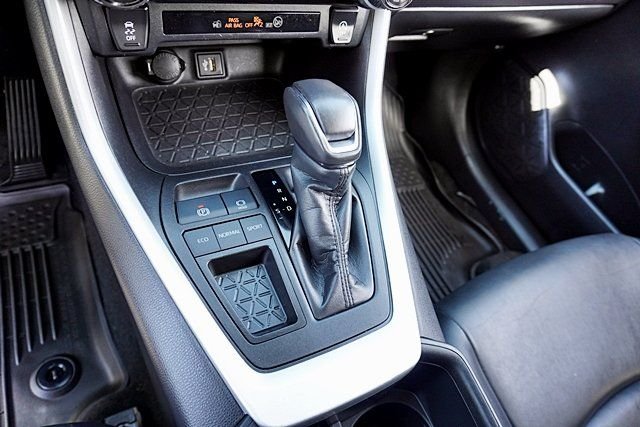 Used 2024 Beige Toyota XLE Premium image 30