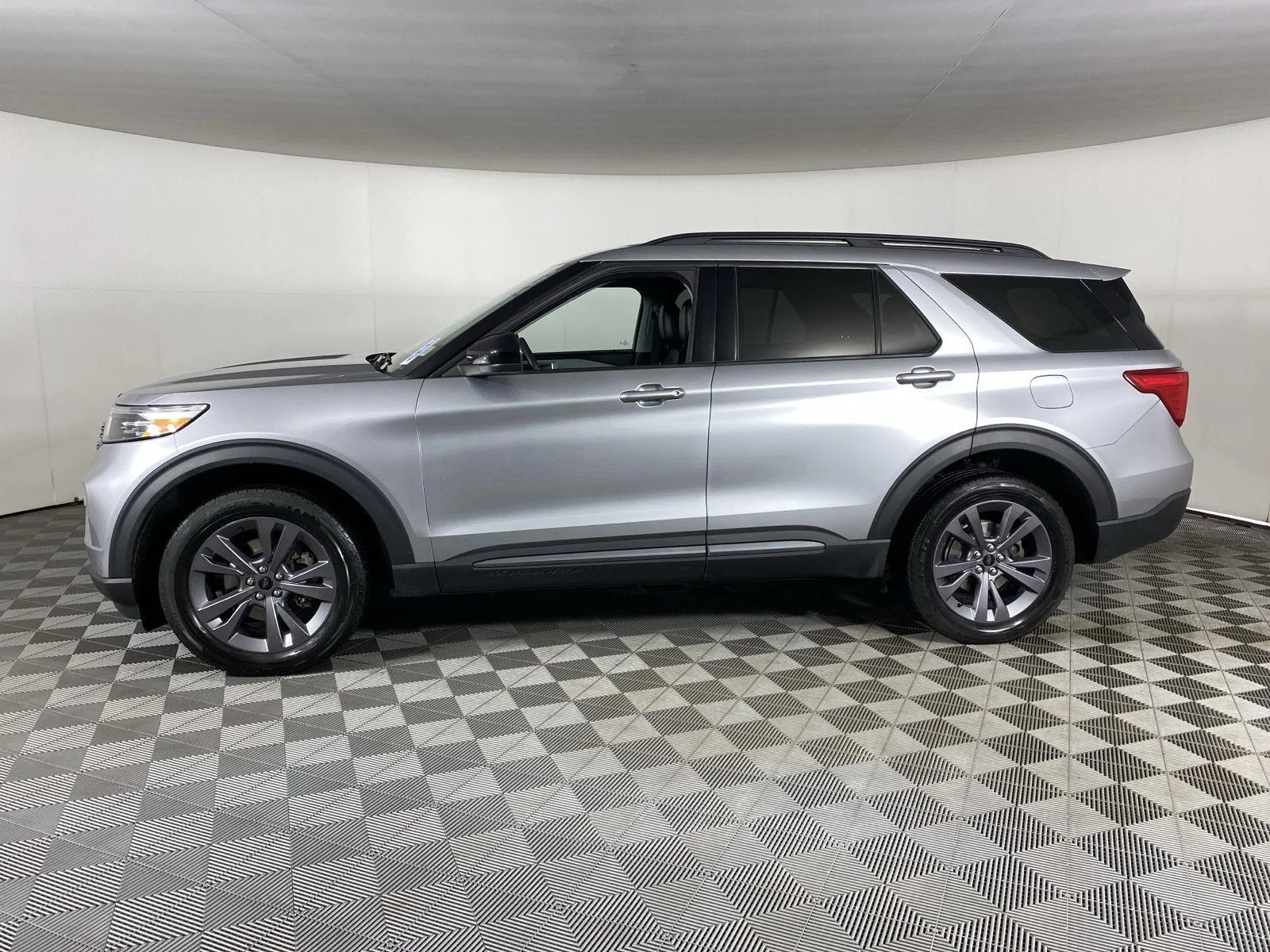 Used 2023 Iconic Silver Ford XLT image 7