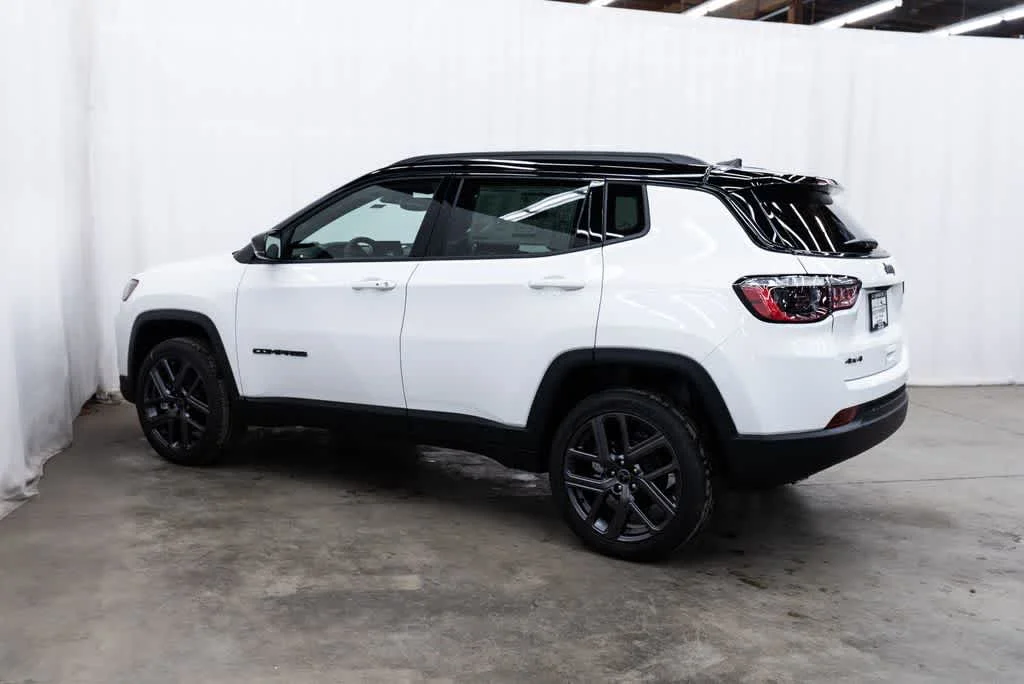 New 2026 Bright White Clear-Coat Exterior Paint Jeep Limited Altitude image 4