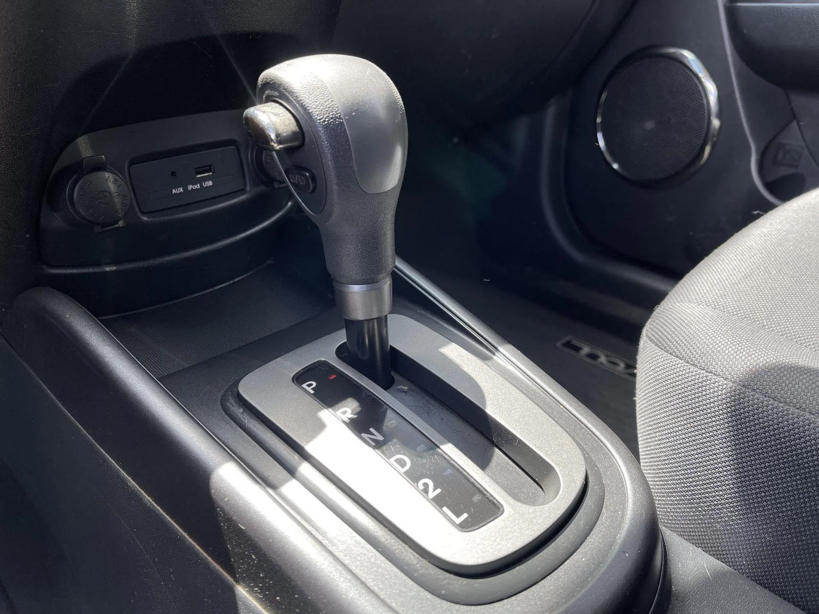 Used 2010 Clear White Kia + image 23
