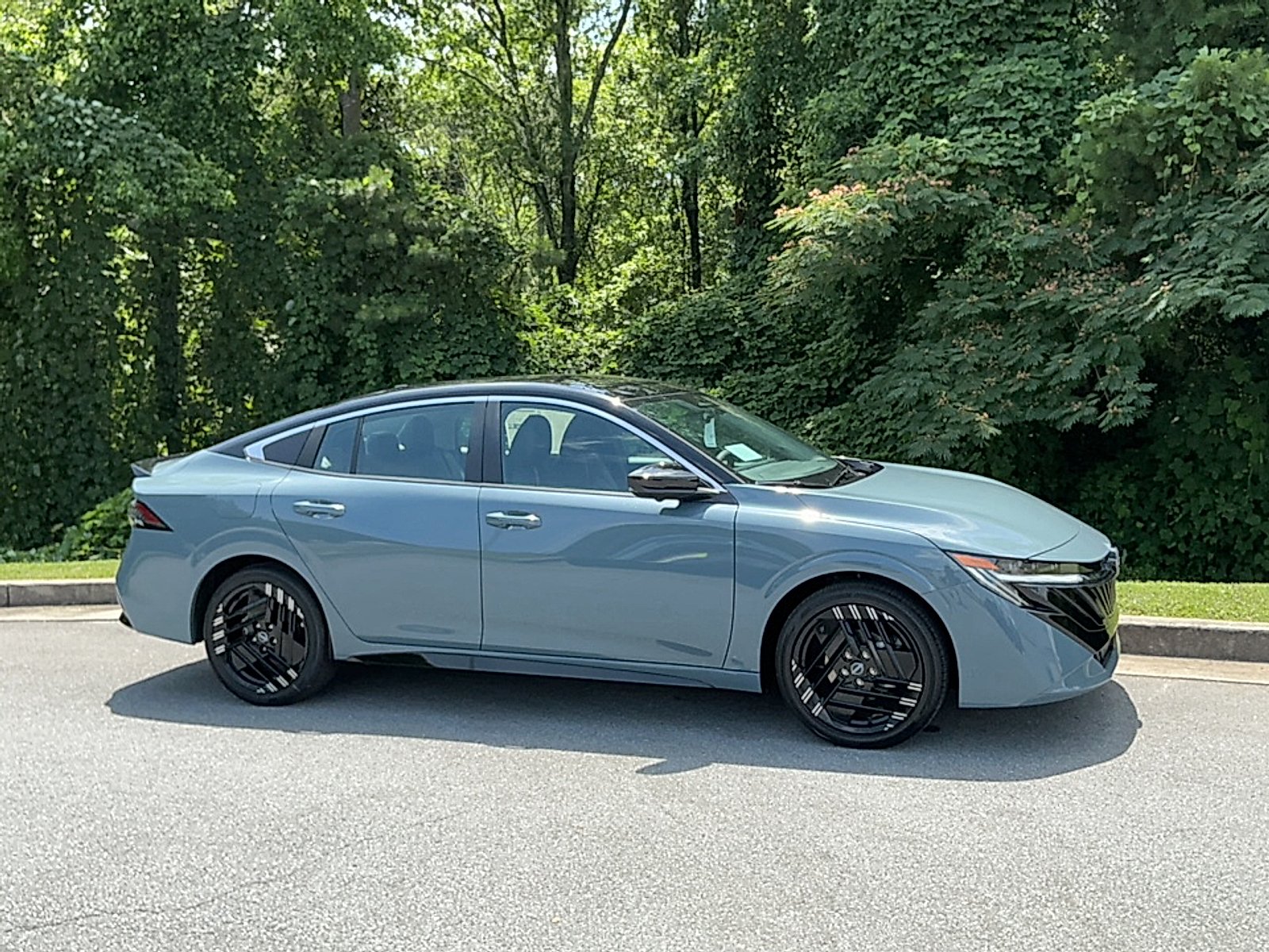 New 2026 Atlantic Gray Metallic/Super Black Nissan SR image 1