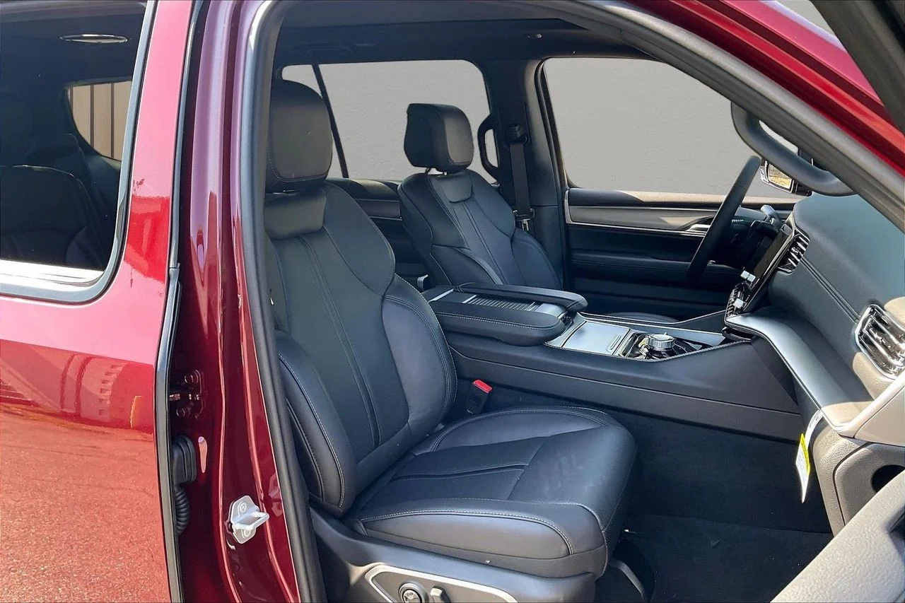 New 2026 Velvet Red Pearl-Coat Exterior Paint Jeep Limited Altitude image 24