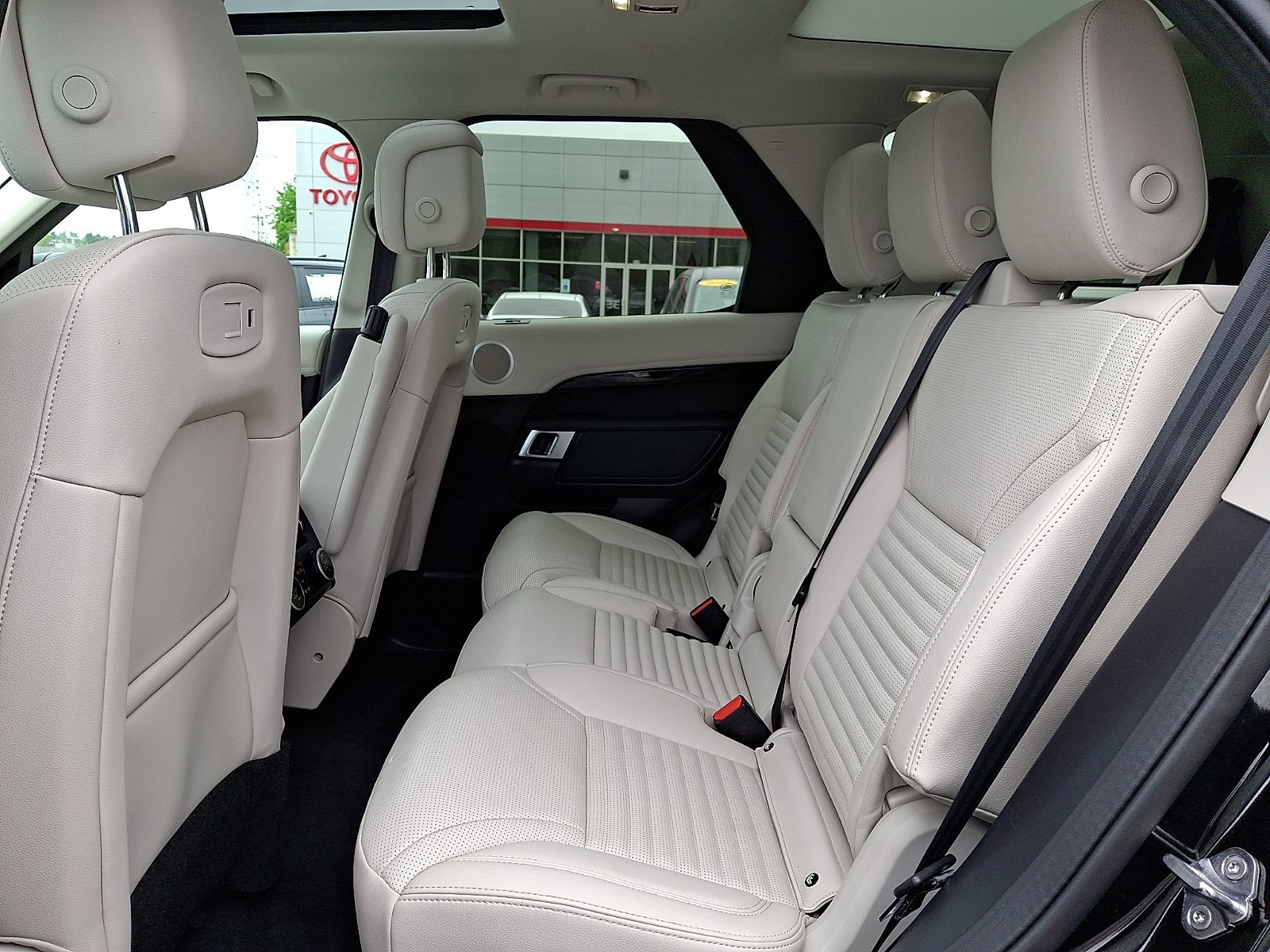 Used 2025 Black Land Rover S image 9