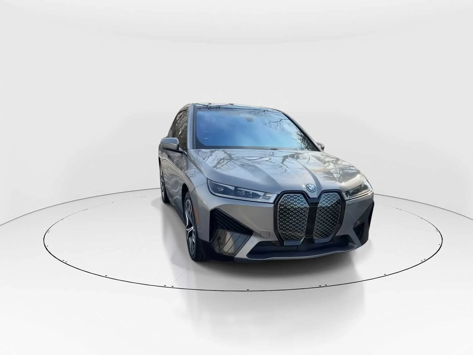 Used 2023 Oxide Grey Metallic BMW xDrive50 image 2