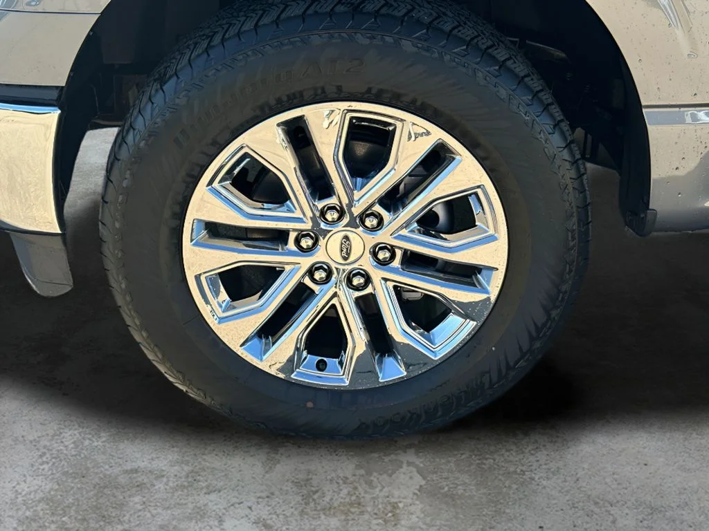 New 2025 Carbonized Gray Metallic Ford LARIAT image 39