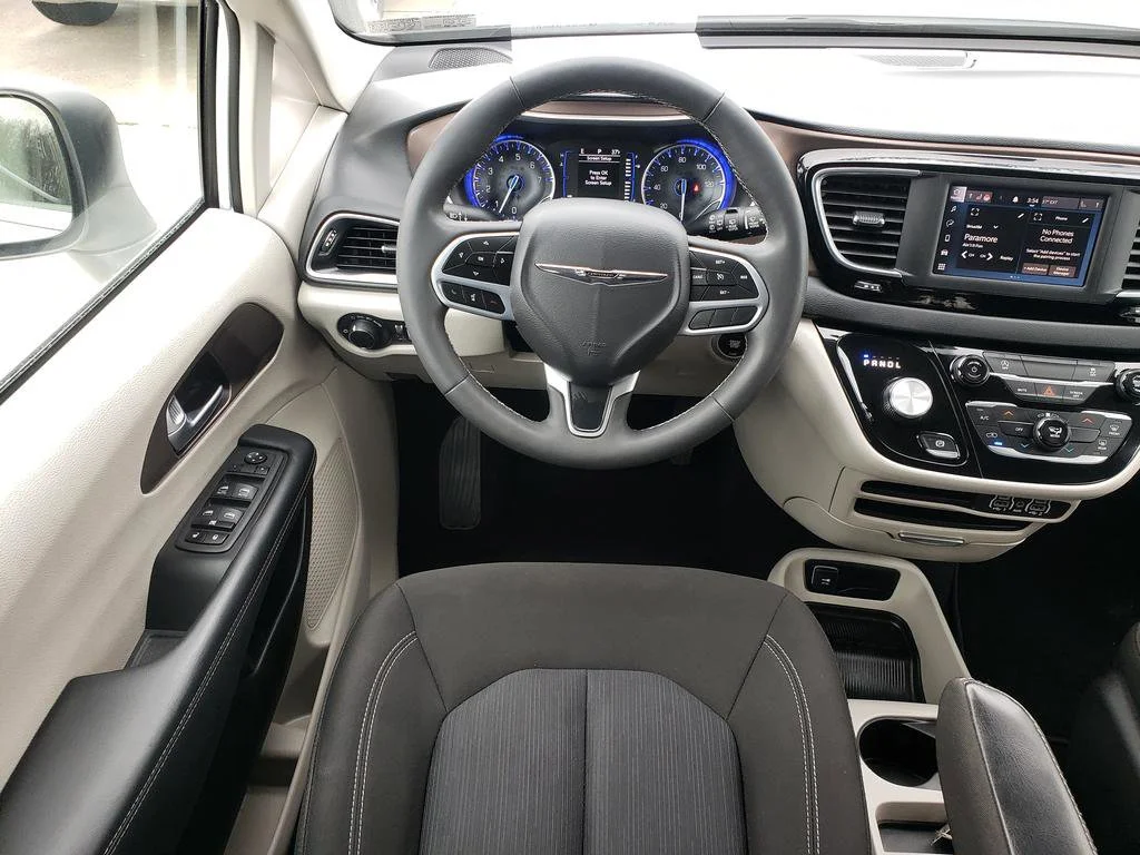 Used 2023 Bright White Clearcoat Chrysler LX image 15