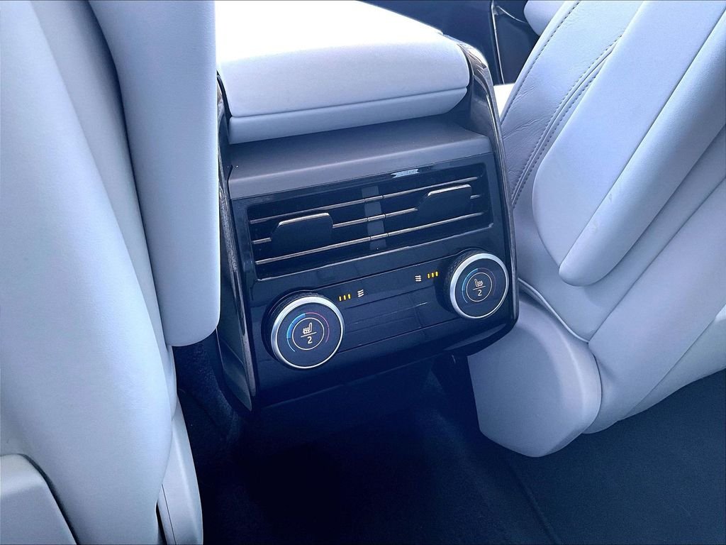 Used 2023 White Land Rover SE image 28