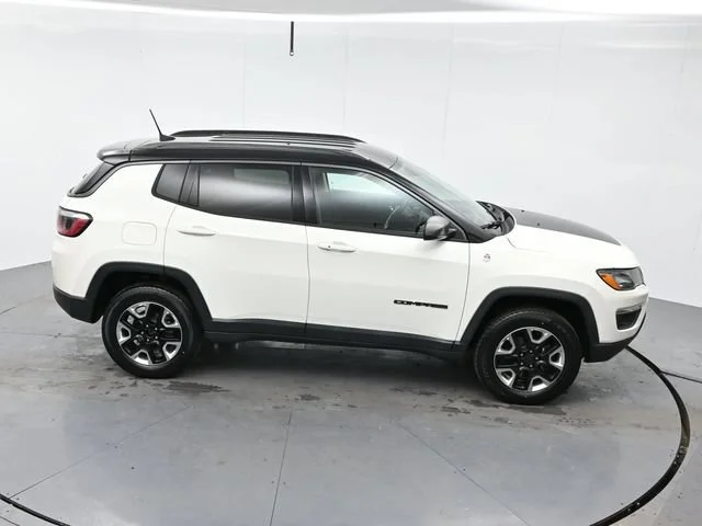 Used 2018 White Clearcoat Jeep Trailhawk image 38