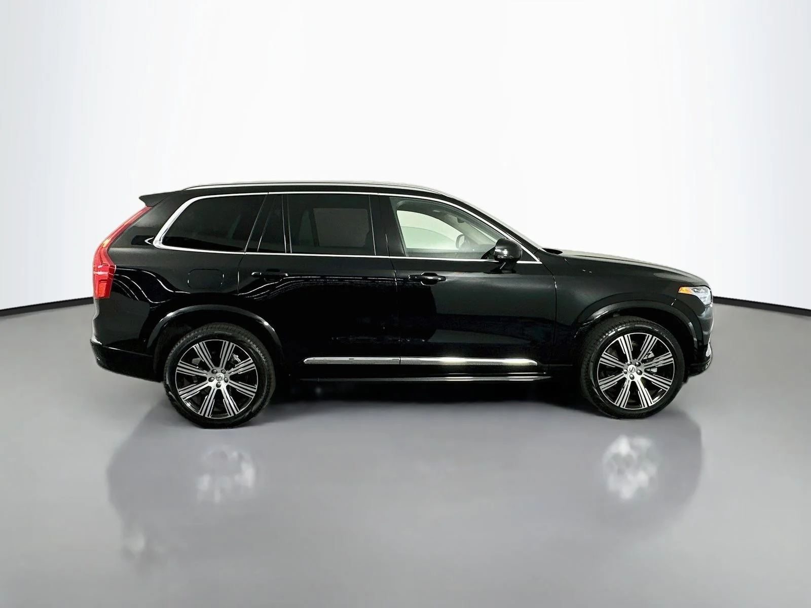 Used 2025 Onyx Black Metallic Volvo B6 Plus 7-Seater image 8