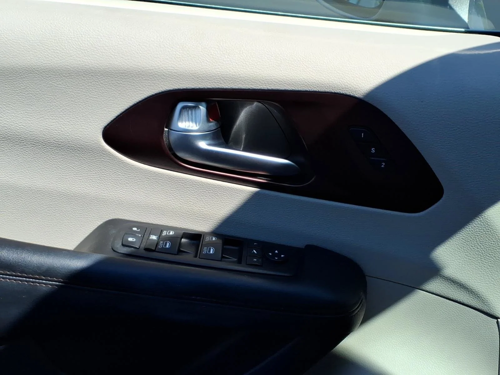 Used 2019 Billet Silver Metallic Clearcoat Chrysler Limited image 26