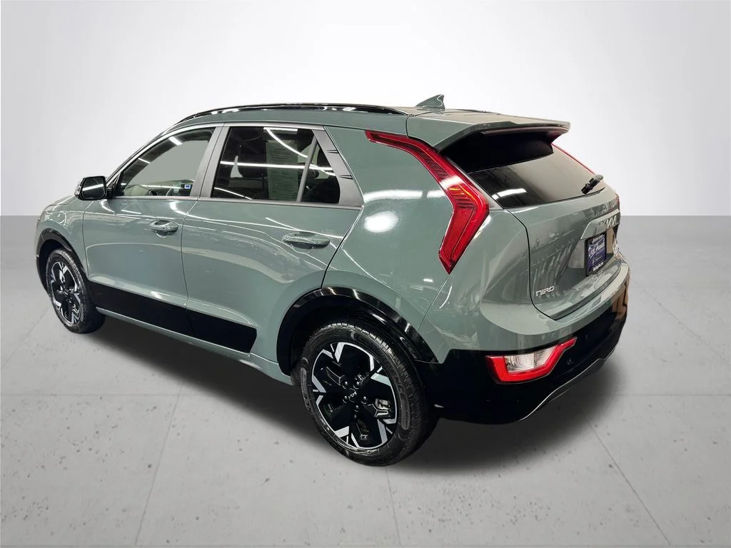 Used 2023 Green Kia Wind image 4