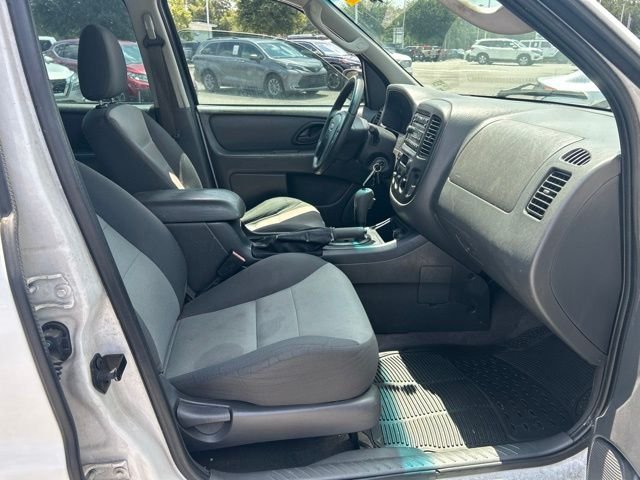 Used 2007 White Ford XLS image 9