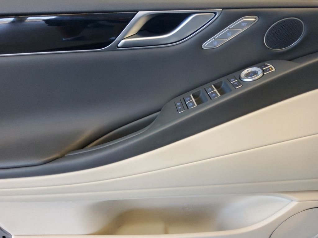 Used 2022 Silver Genesis 2.5T image 12