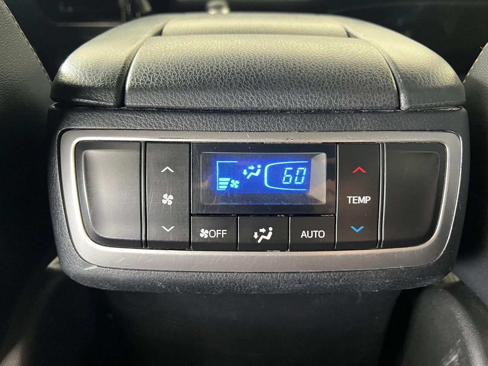 Used 2018 Bk Toyota LE image 19