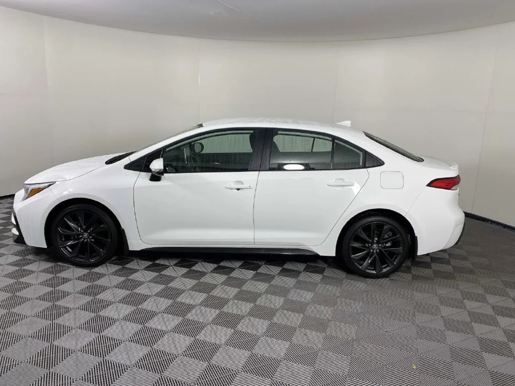 Used 2026 Ice Toyota SE image 5