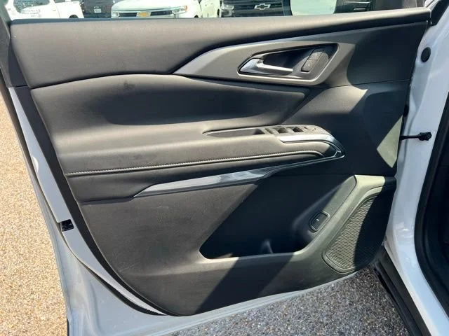 Used 2025 Summit White Chevrolet LT image 13