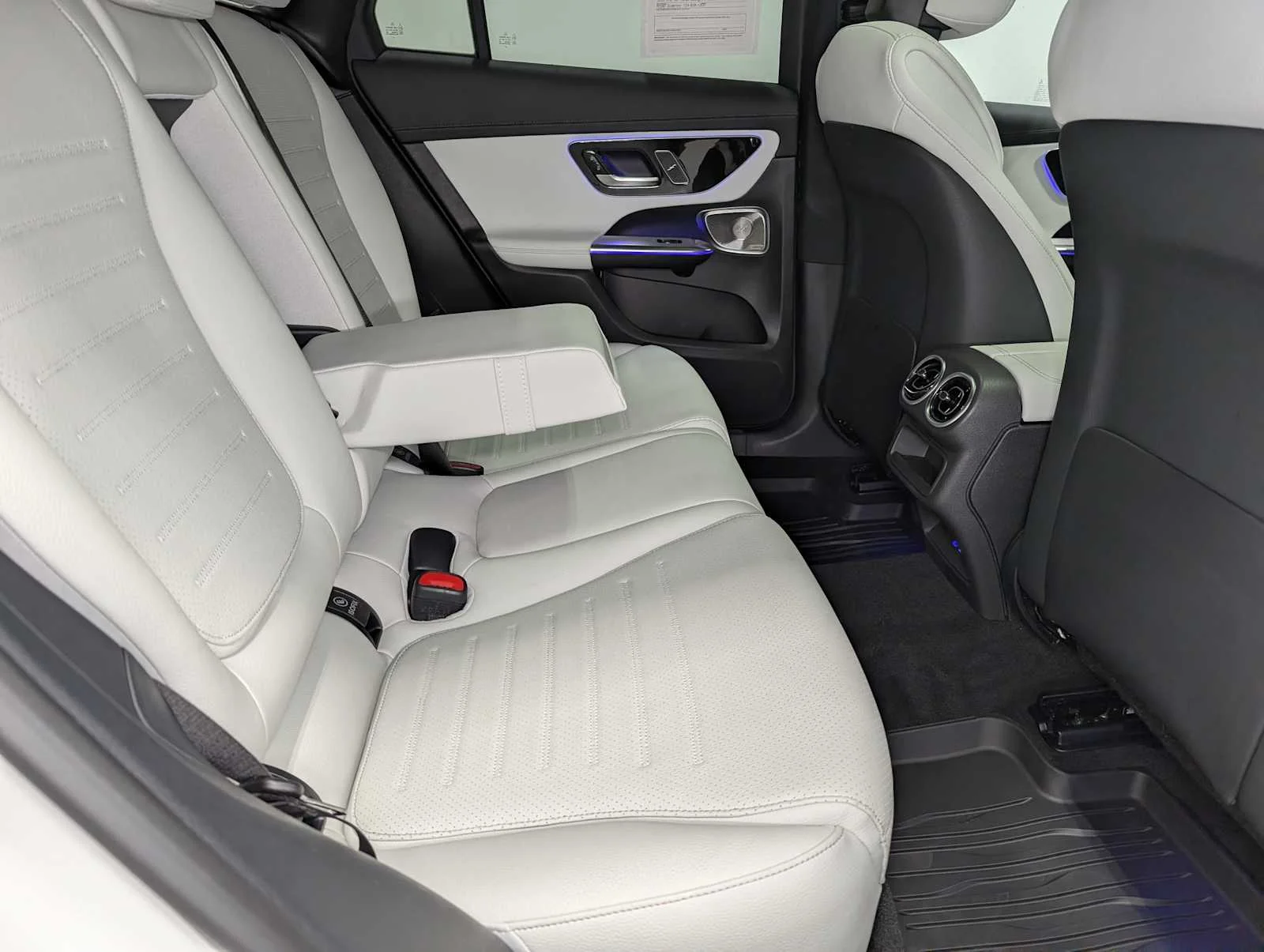 Used 2026 Polar White Mercedes-Benz GLC 300 image 38