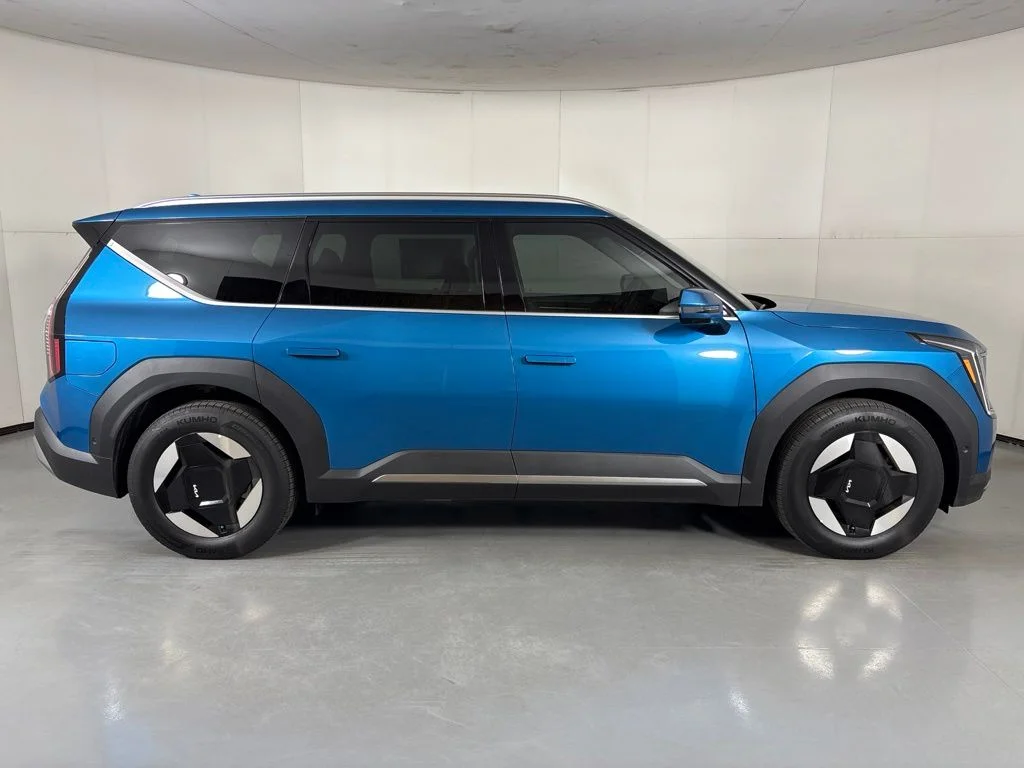 New 2026 Ocean Blue Kia Wind AWD image 9