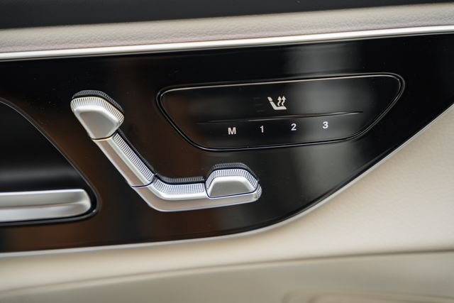 Used 2024 Polar White Mercedes-Benz GLC 300 image 37