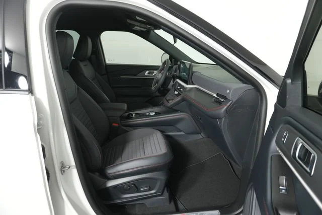 New 2026 Star White Metallic Tri-Coat Ford ST-Line image 27
