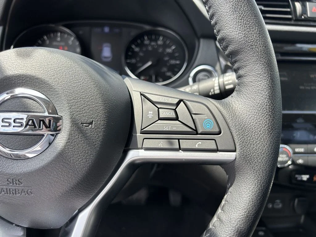Used 2021 White Nissan SL image 32