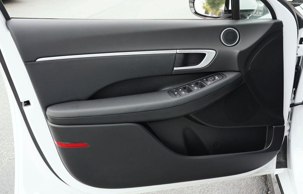 New 2026 Serenity White Hyundai SEL Sport image 8