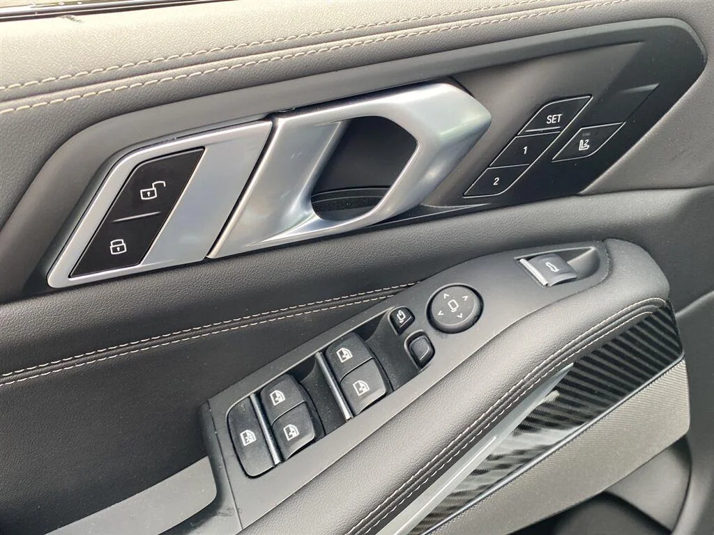 Used 2026 Skyscraper Grey Metallic BMW M60i image 16