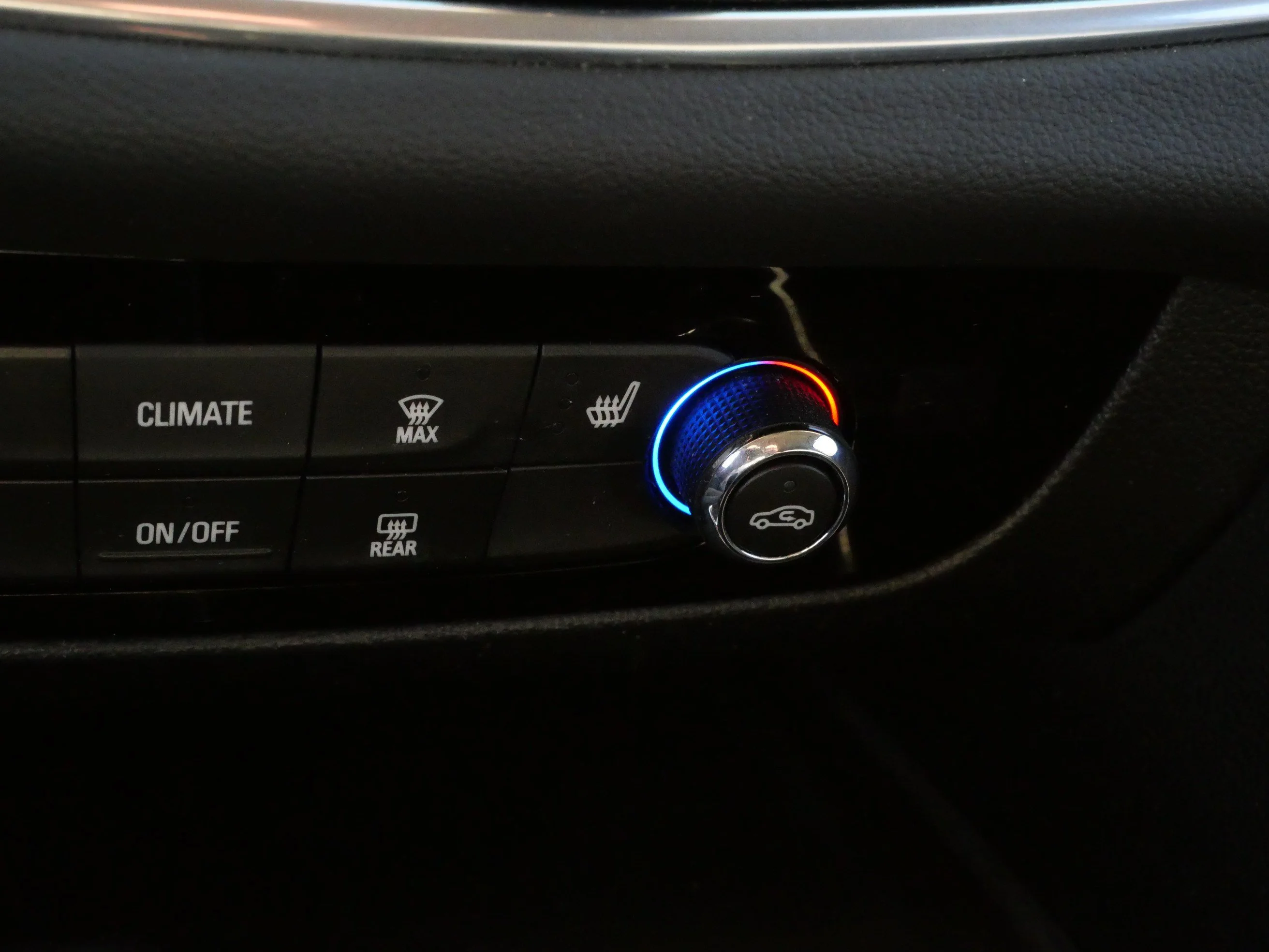 Used 2018 Red Quartz Tintcoat Buick Essence image 29
