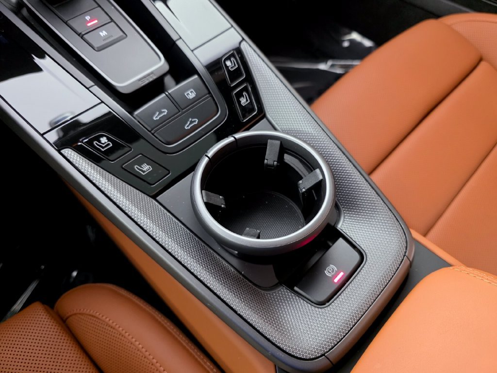 Used 2025  Porsche  image 23