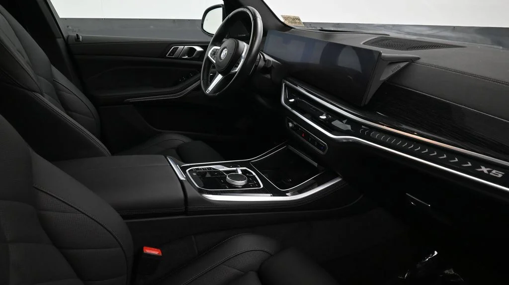 Used 2024 White BMW sDrive40i image 12