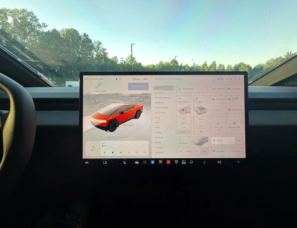 Used 2025  Tesla Base image 33