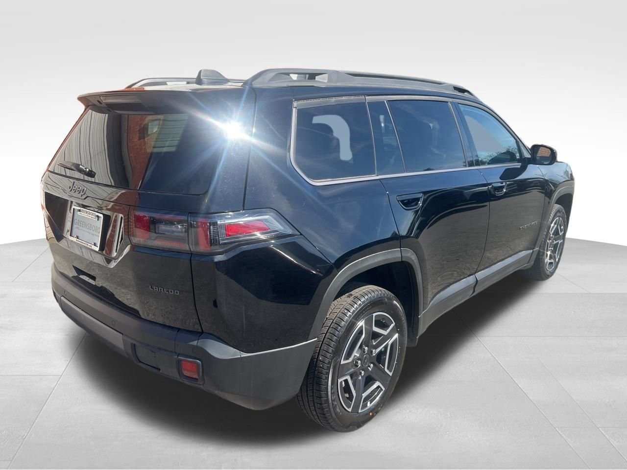 New 2026 Diamond Black Crystal Pearl-Coat Exterior Paint Jeep Laredo image 5