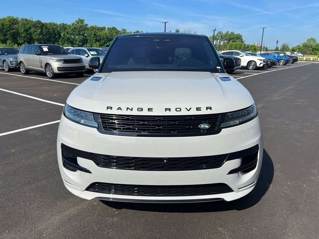 Used 2023  Land Rover SE Dynamic image 3