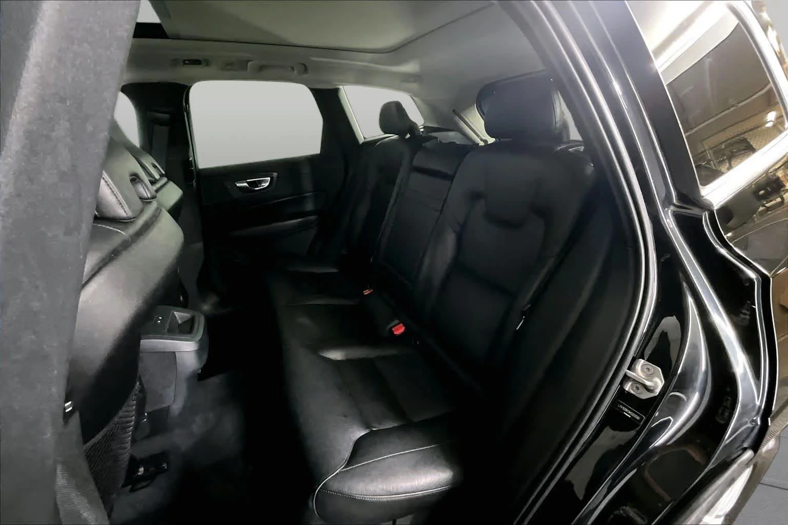 Certified Used 2019 Onyx Black Metallic Volvo Momentum image 21