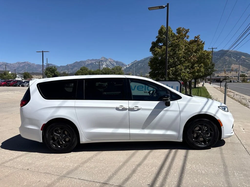 Used 2024 White Chrysler Select S Appearance image 3