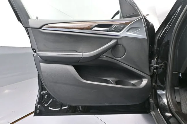 Used 2023 Black BMW xDrive30i image 19
