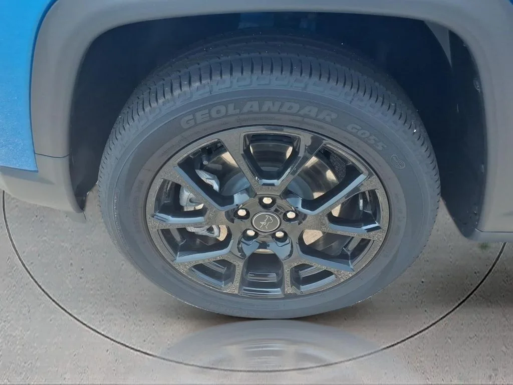 New 2025 Hydro Blue Pearl-Coat Exterior Paint Jeep Latitude image 4