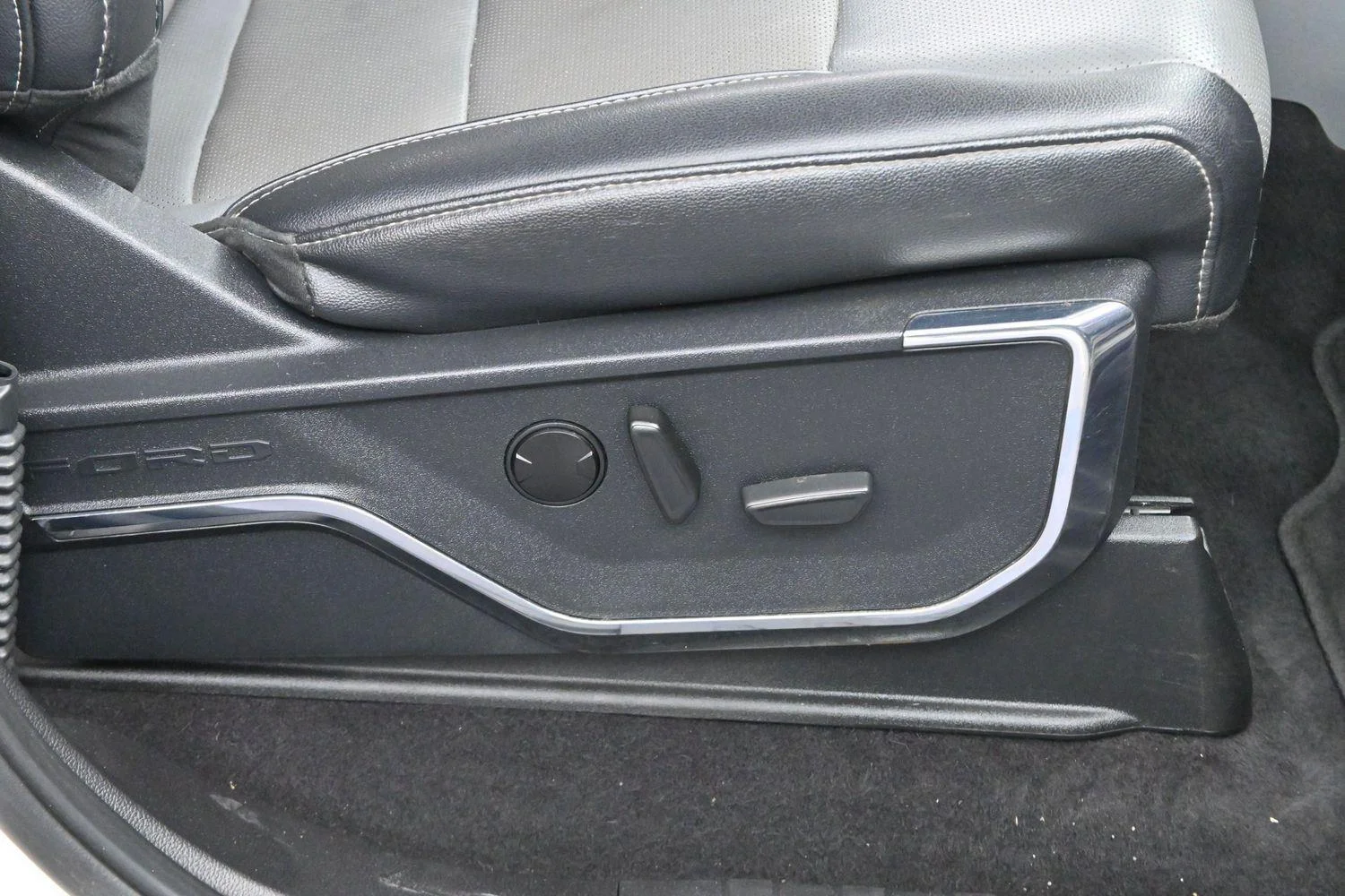 Used 2023  Ford LARIAT image 32